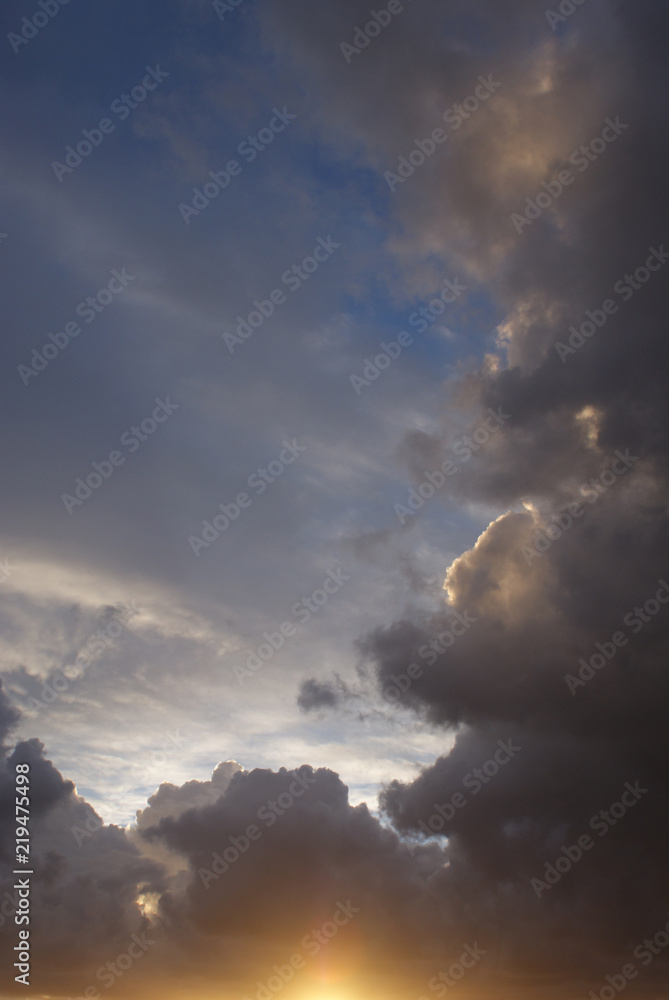 Cielo nublado y cubierto con nubes de lluvia y tormenta, espesas, grises, atmósfera oscura y lluviosa, al atardecer en día de invierno en Marratxí, isla de Mallorca, Islas Baleares. Cielo nublado y cubierto con nubes de lluvia y tormenta, espesas, grises, atmósfera oscura y lluviosa, al atardecer en día de invierno en Marratxí, isla de Mallorca, Islas Baleares.