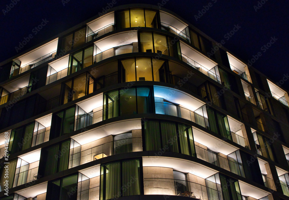 Modernes Wohnhaus bei Nacht