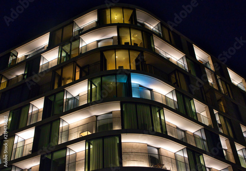 Modernes Wohnhaus bei Nacht