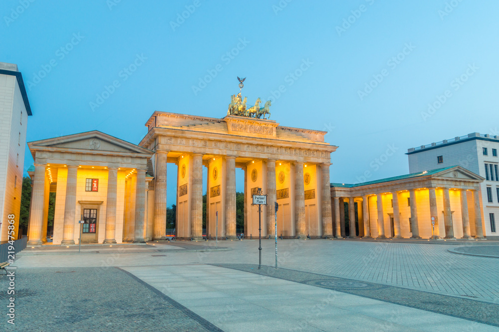 Obraz premium The Brandenburg Gate in the early morning in Berlin Germany.