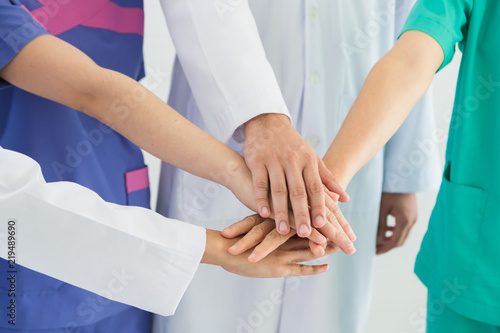 Obraz na plátně Medical people handshaking