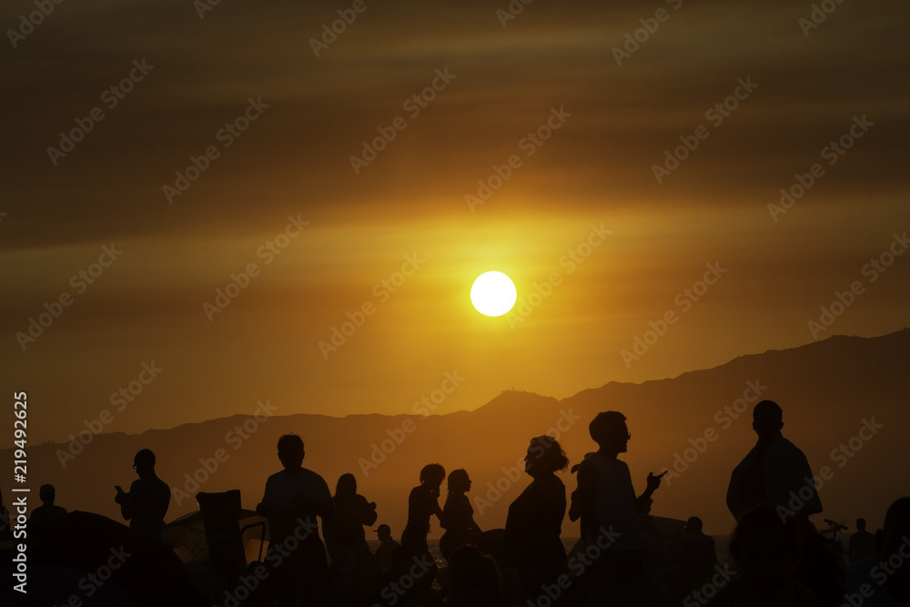 Fototapeta premium People watching sunset over Santa Monica in California