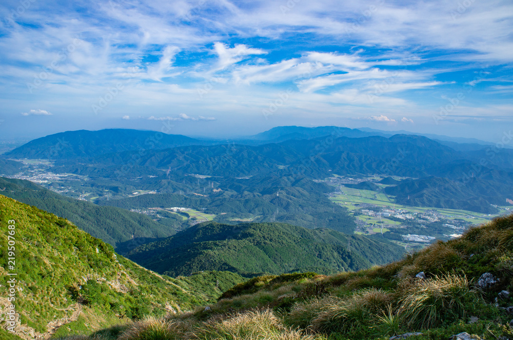 Fototapeta premium 伊吹山からみた琵琶湖北部の町（滋賀県、日本）