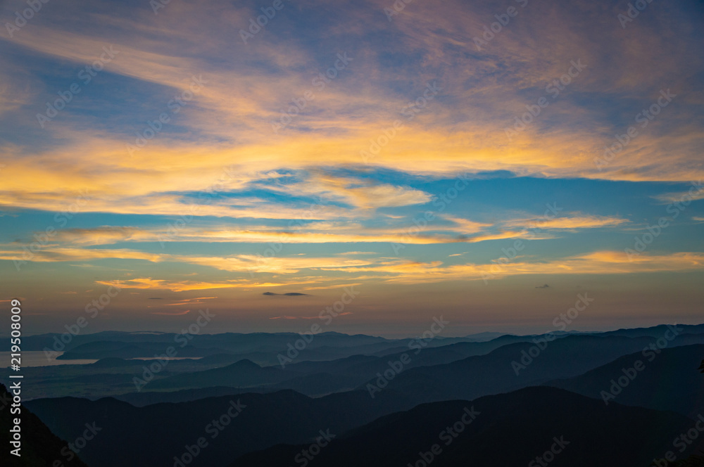 伊吹山から見た夕焼け(滋賀県、日本) 伊吹山から見た夕焼け(滋賀県、日本)