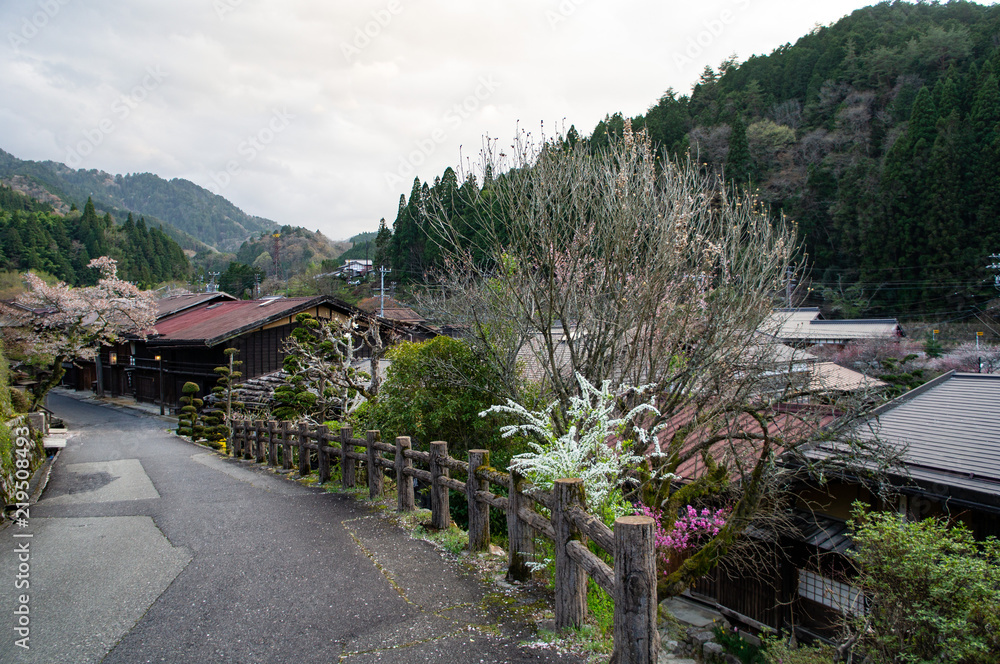 夕方の妻籠宿の風景（長野県、日本）