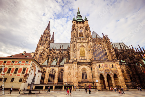 Der St. Veitsdom auf der Prager Burg in Sommer, Tschechische Republik photo