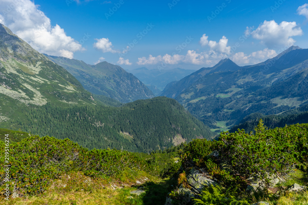 Obraz premium Beautiful mountain and glacier view at Nationalpark Hohe Tauern in Pinzgau in the Austrian Alps