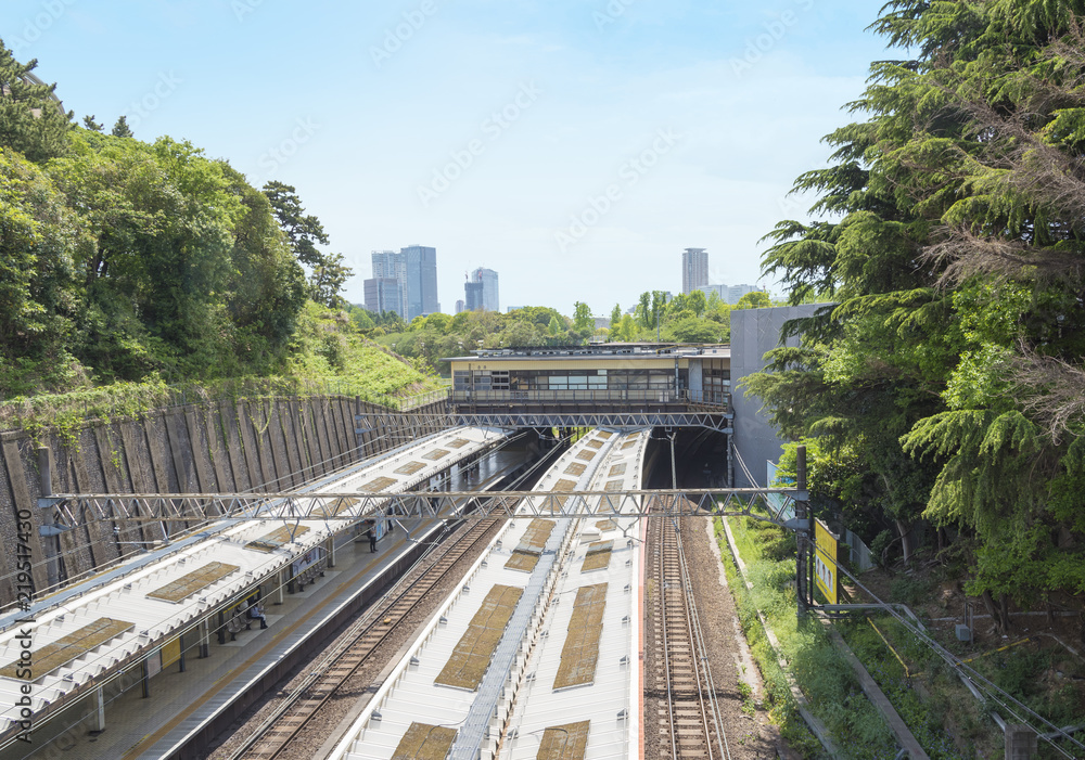 Obraz premium 四ッ谷駅とJR中央・総武線の線路（東京都新宿区）