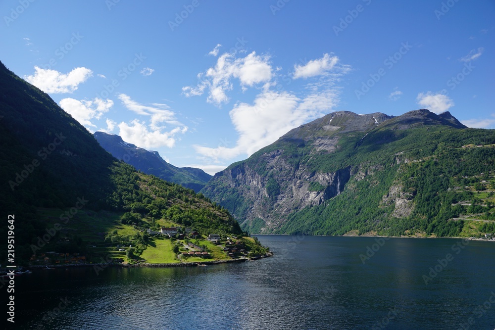 Norwegischer Fjord im Sommer