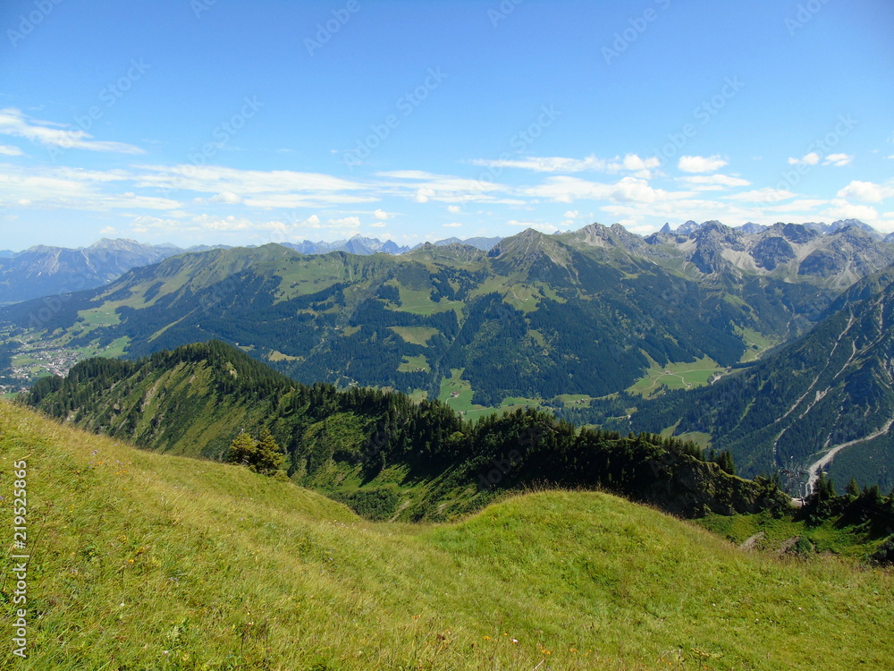 
Blick vom FELLHORN ( 2037 Meter ) über Oberstdorf auf die Allgäuer Alpen 