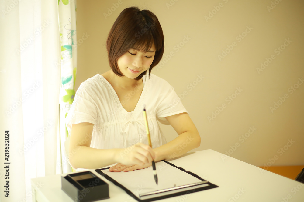 書道する女性 書道する女性