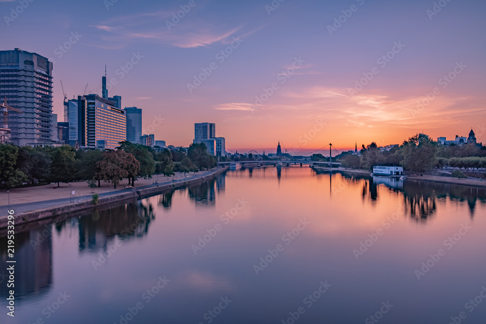 Sonnenaufgang in Frankfurt am Main mit leichter Bewölkung und pastellfarbenen Schimmer