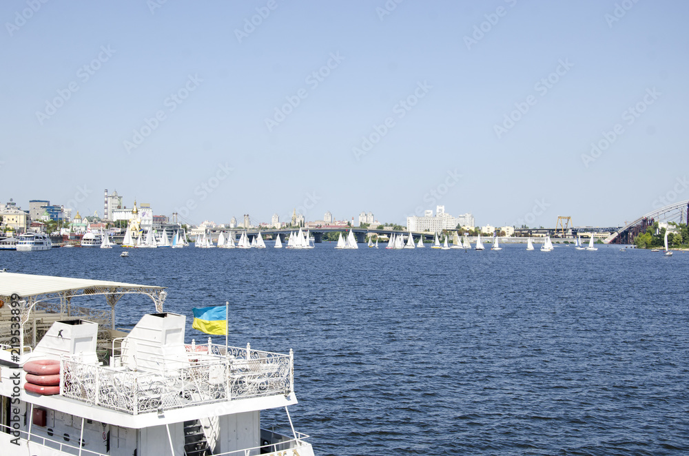 Яхты и корабль с флагом Украины на реке