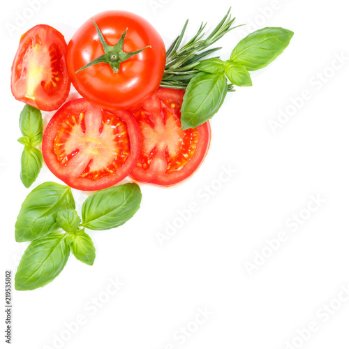 Tomaten mit Basilikum Gemüse von oben Quadrat Textfreiraum Copyspace freigestellt Freisteller isoliert