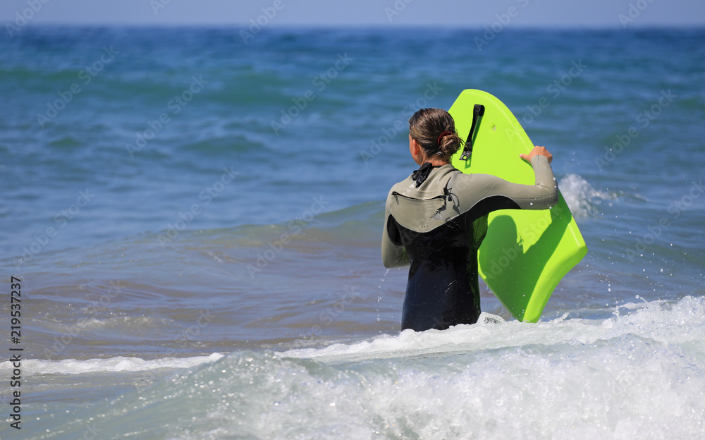 mujer surfista metiendose en el agua bodyboard país vasco 4M0A0980-f18 foto  de Stock | Adobe Stock