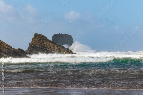 Stürmisches Meer mit Brandung am Felsen photo