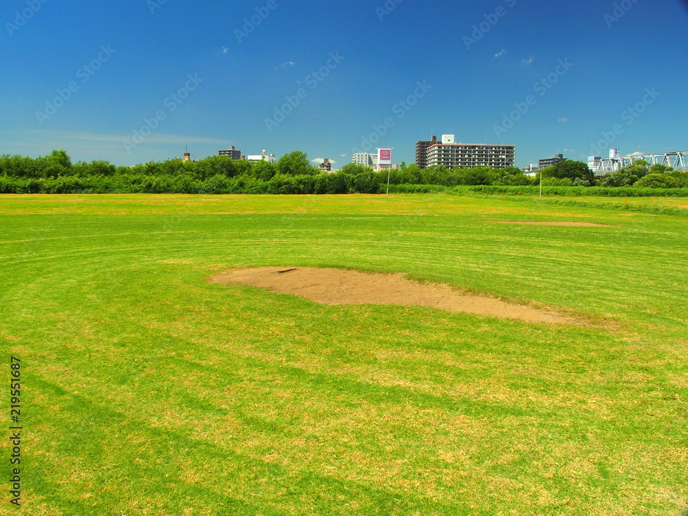 平日の河川敷の野球場風景