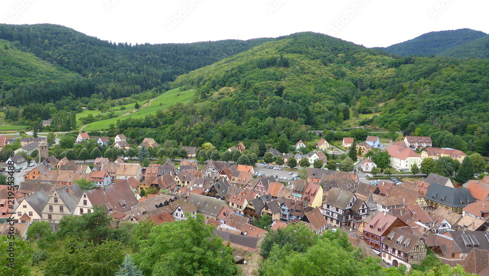 Fototapeta premium Kaysersberg en Alsace, vue panoramique sur le village et la forêt des collines alentours (France)