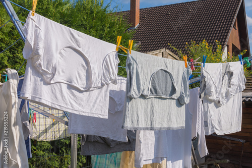 Hemden hängen zum trocknen im Sommer auf der Wäscheleine