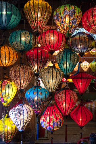 Illuminated colorful lanterns in Hoi An, Vietnam ホイアンのカラフルな提灯