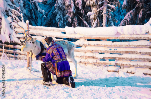 Foto Man in Saami traditional garment at Reindeer Rovaniemi Finland Lapland