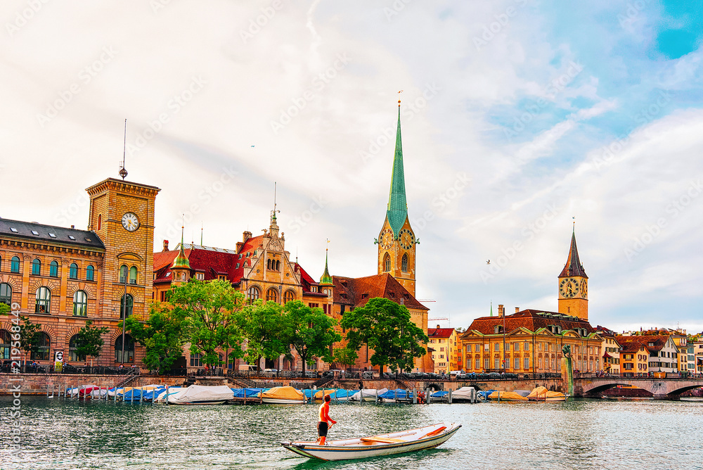 Fototapeta premium Man Fraumunster Church i St Peter łodzie Limmat Zurich CH