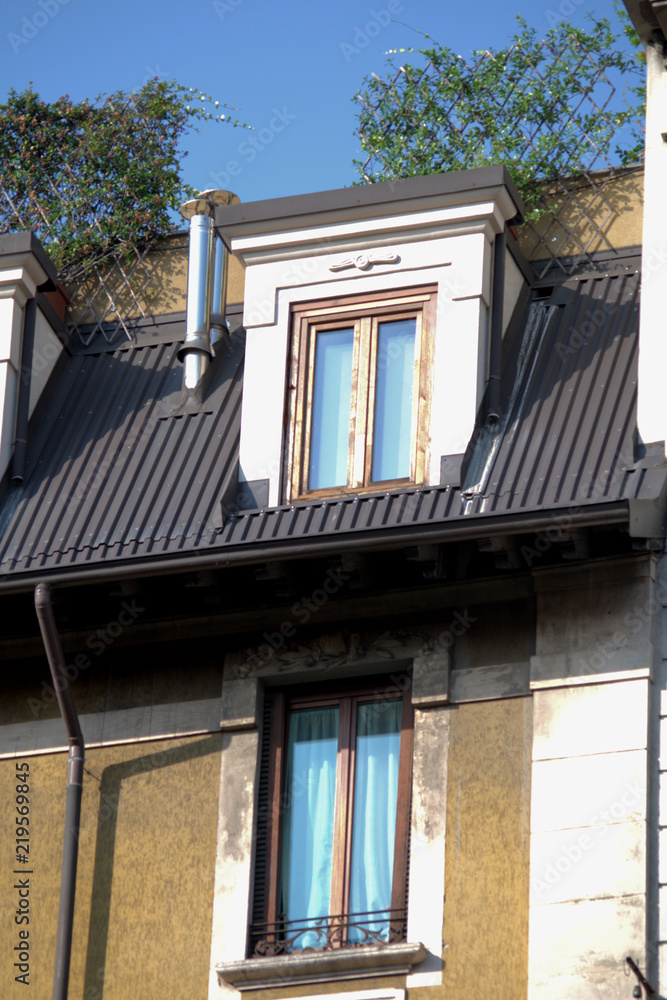 window,roof,house,external,city,home,old,urban,residential