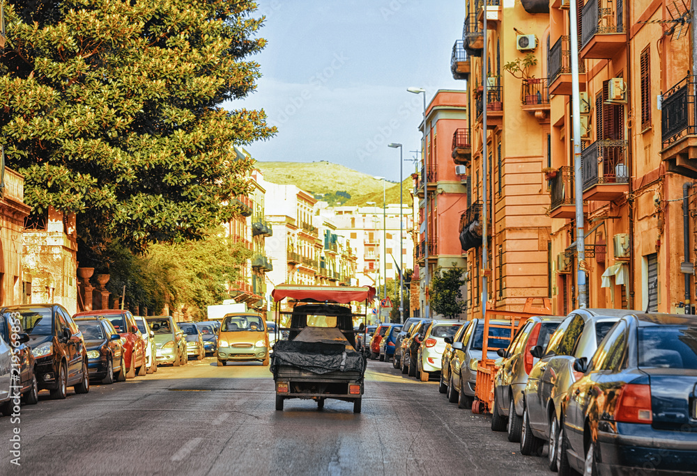 Obraz premium Rickshaw in street on road in Palermo