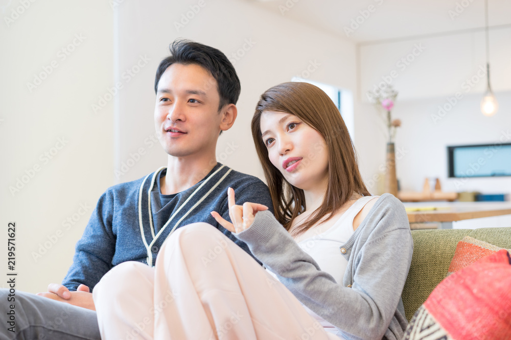 Fototapeta premium ソファでくつろぐカップル