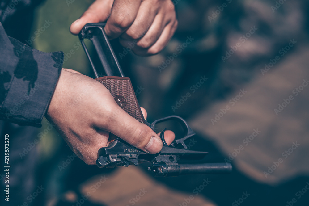 Obraz premium The instructor shows how to disassemble and assemble a Makarov pistol