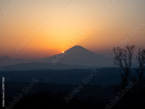 Mt. Fuji from Shonandaira at dusk. The mountain in the back is Mt. Fuji in Japan.The beachfront is very beautiful. In addition, the sunset is also very beautiful.