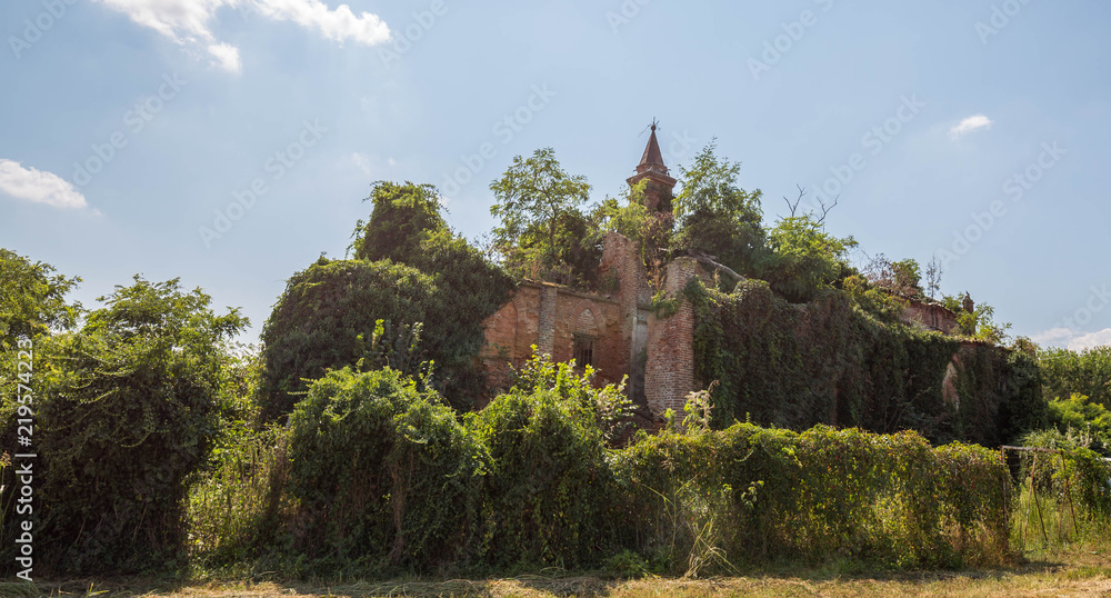 Alte marode Kirche und Zerfall