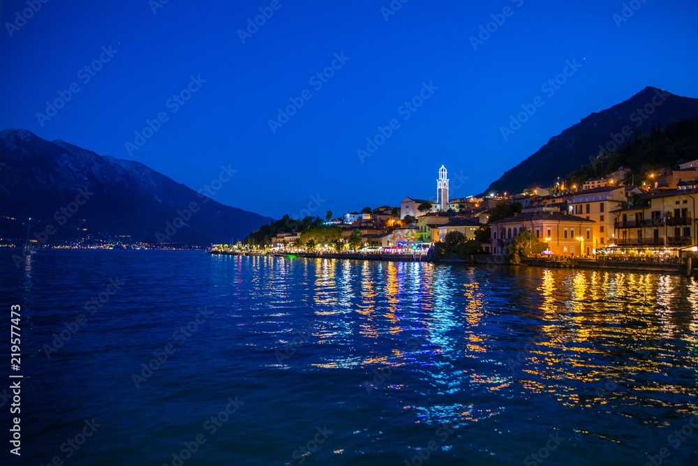 Naklejka premium Limone sul Garda at night.