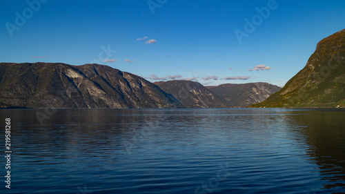 Fjord mit Bergkette