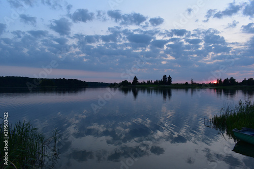 piękna tafla jeziora podczas zachodu słońca © Jacek