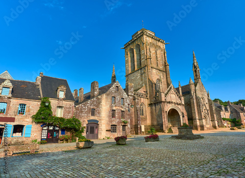 Vista de la Plaza Mayor con la Iglesia Gótico Flamígera de San Román y el Pozo de Agua en el Pueblo Medieval de Locronan, Finisterre, Región de Bretaña, Francia photo