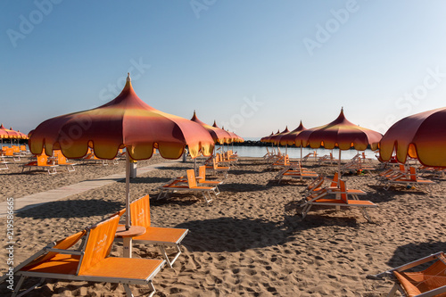 Sonnenschirme und Sonnenliegen in Torre Pedrera bei Rimini in Italien