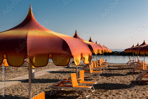 Sonnenschirme und Sonnenliegen in Torre Pedrera bei Rimini in Italien
