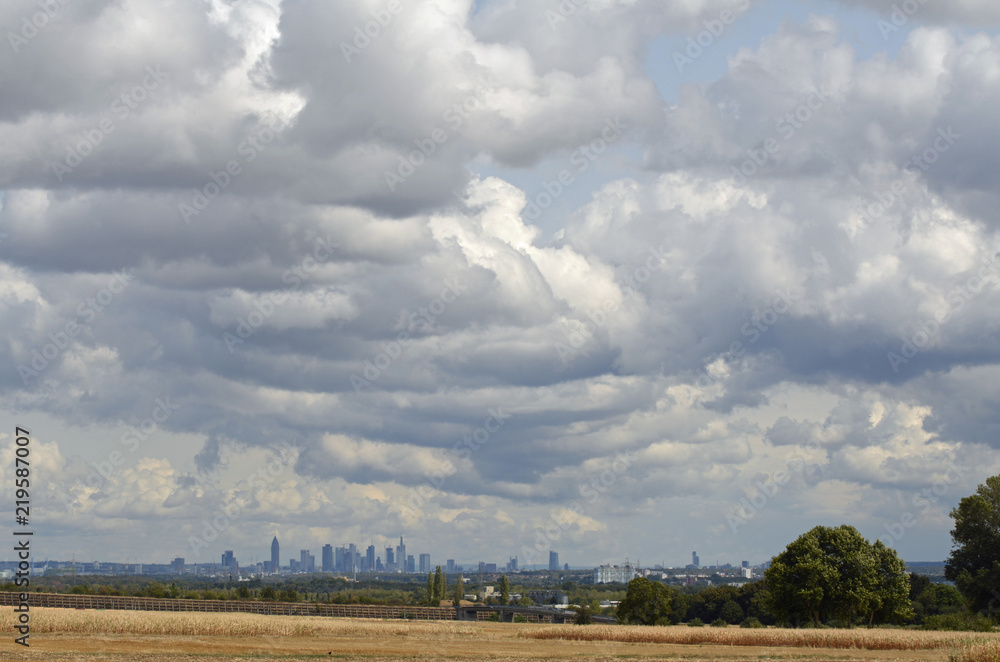 Obraz premium rhein-main-gebiet unter spannendem wolkenhimmel