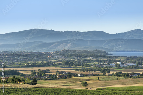 Blick von Panicale auf das abendliche Castiglione del Lago photo