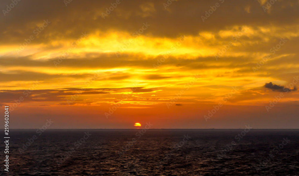 Obraz premium sun setting over the Caribbean Sea