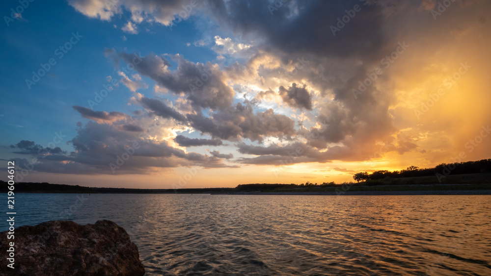Colorful Sunset View from Shoreline of Large Texas Lake Stock-Foto