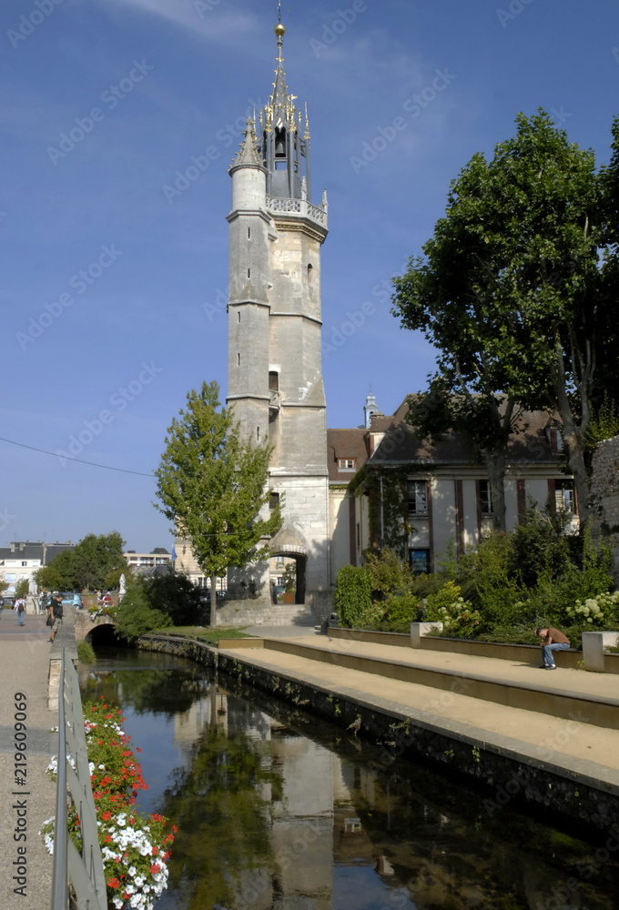Ville d'Evreux, promenade le long de l'Iton et le beffroi, département de l'Eure, Normandie, France