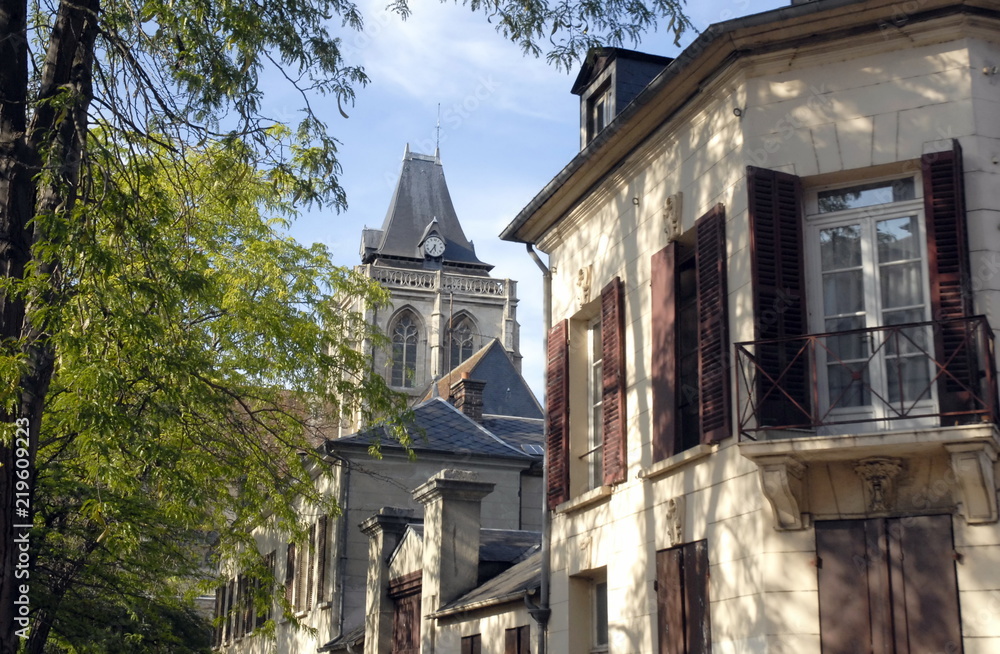 Ville d'Evreux, habitation en centre ville et clocher de l'église, département de l'Eure, Normandie, France