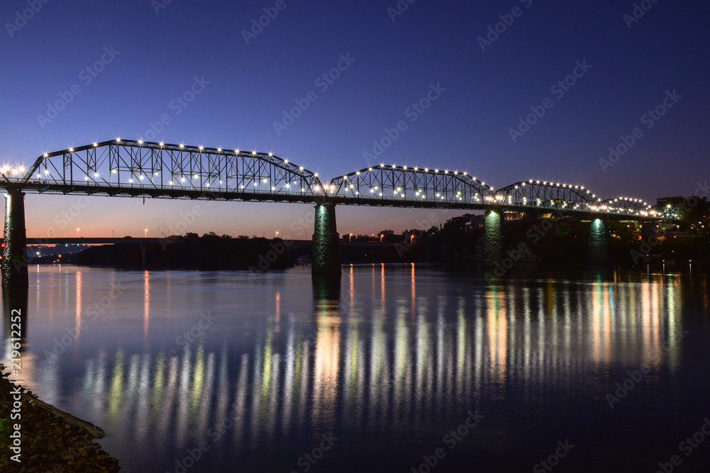 Fototapeta premium Chattanooga, Tennessee Bridge at sunrise