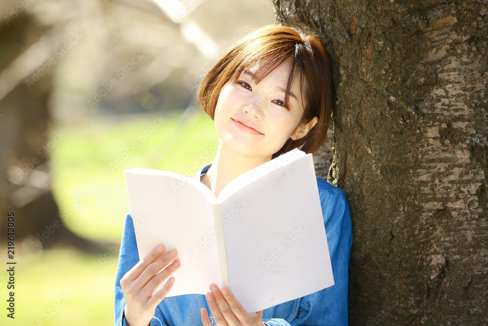 読書する女性 読書する女性