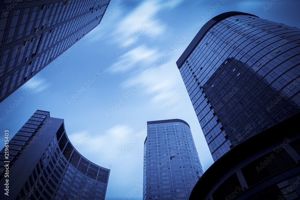 Obraz premium Architectural landscape of commercial building in central town
