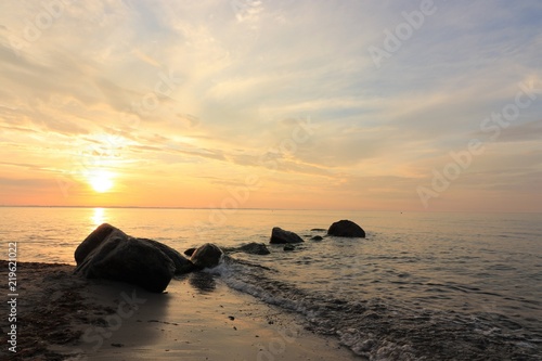 romantischer Sonnenuntergang am Meer, Konzept Seebestattung, Trauer, Abschied photo
