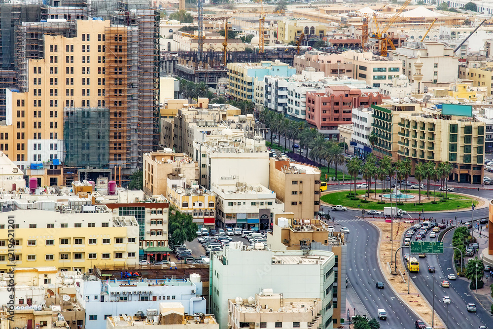 Fototapeta premium Widok z lotu ptaka na centrum handlowe Deira City Centre w Dubaju, Zjednoczone Emiraty Arabskie, w letni dzień. Kolorowe tło podróży.