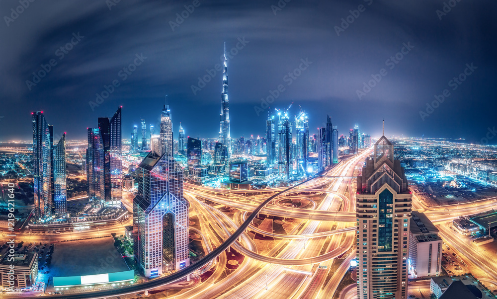 Naklejka premium Kolorowe nocne panoramę dużego, nowoczesnego miasta. Dubaj, Zjednoczone Emiraty Arabskie. Tło podróży.